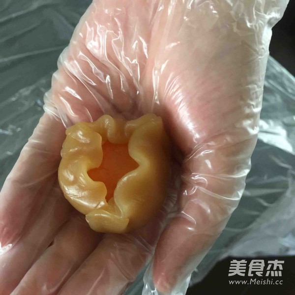 莲蓉蛋黄月饼