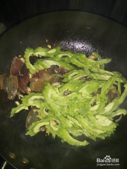 老腊肉葱头炒苦瓜