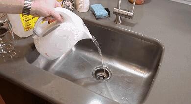 下水道堵了,她随手丢进两块药片就疏通了!