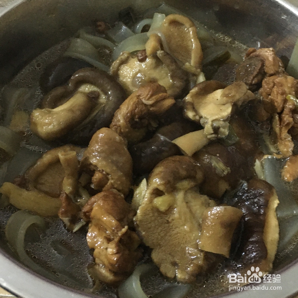 分享一道蘑菇炖鸡腿粉条的做法，鲜香味浓