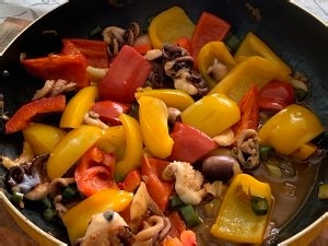 章鱼爆炒双色椒的家常做法