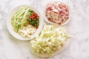 五花肉花菜干锅怎么做