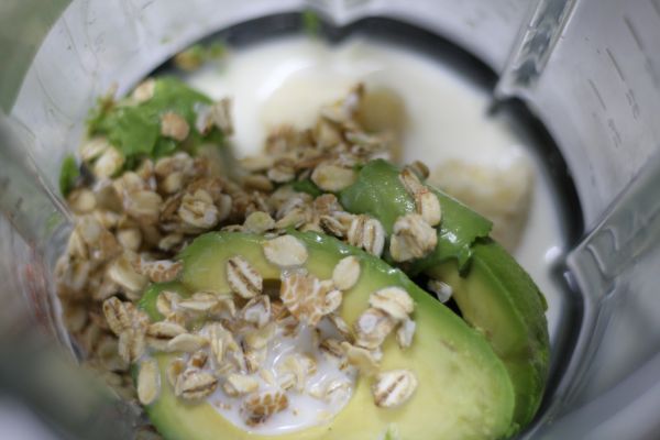 燕麦牛油果奶昔