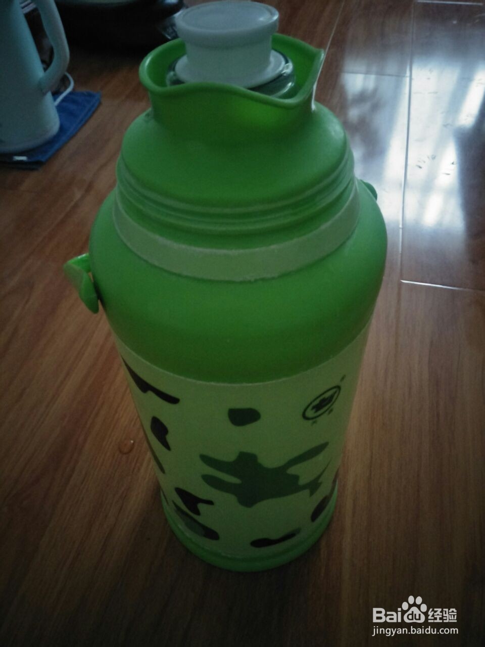 长久使用的热水瓶的底部有一层水垢怎么办