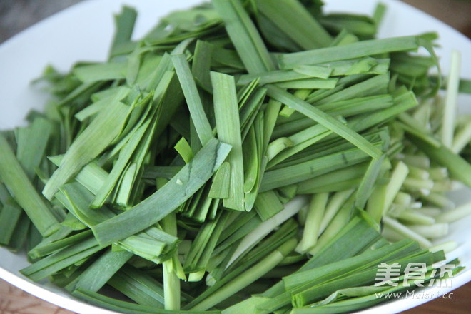 鱿鱼炒韭菜的做法
