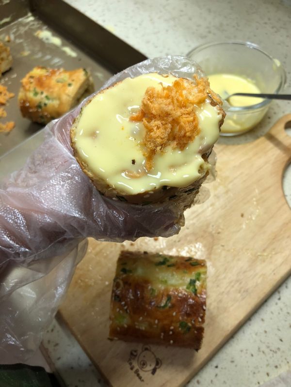 葱香肉松面包卷