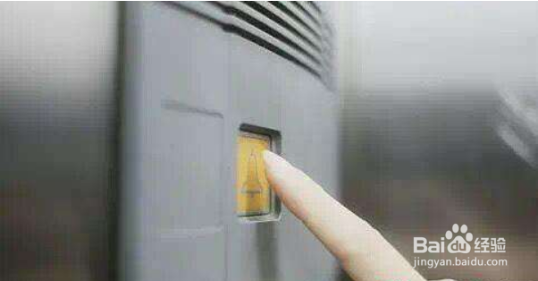 被困在电梯里应该怎么办