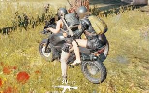 吃鸡摩托车后空翻的方法