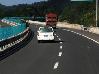 新手高速两车道怎么开?