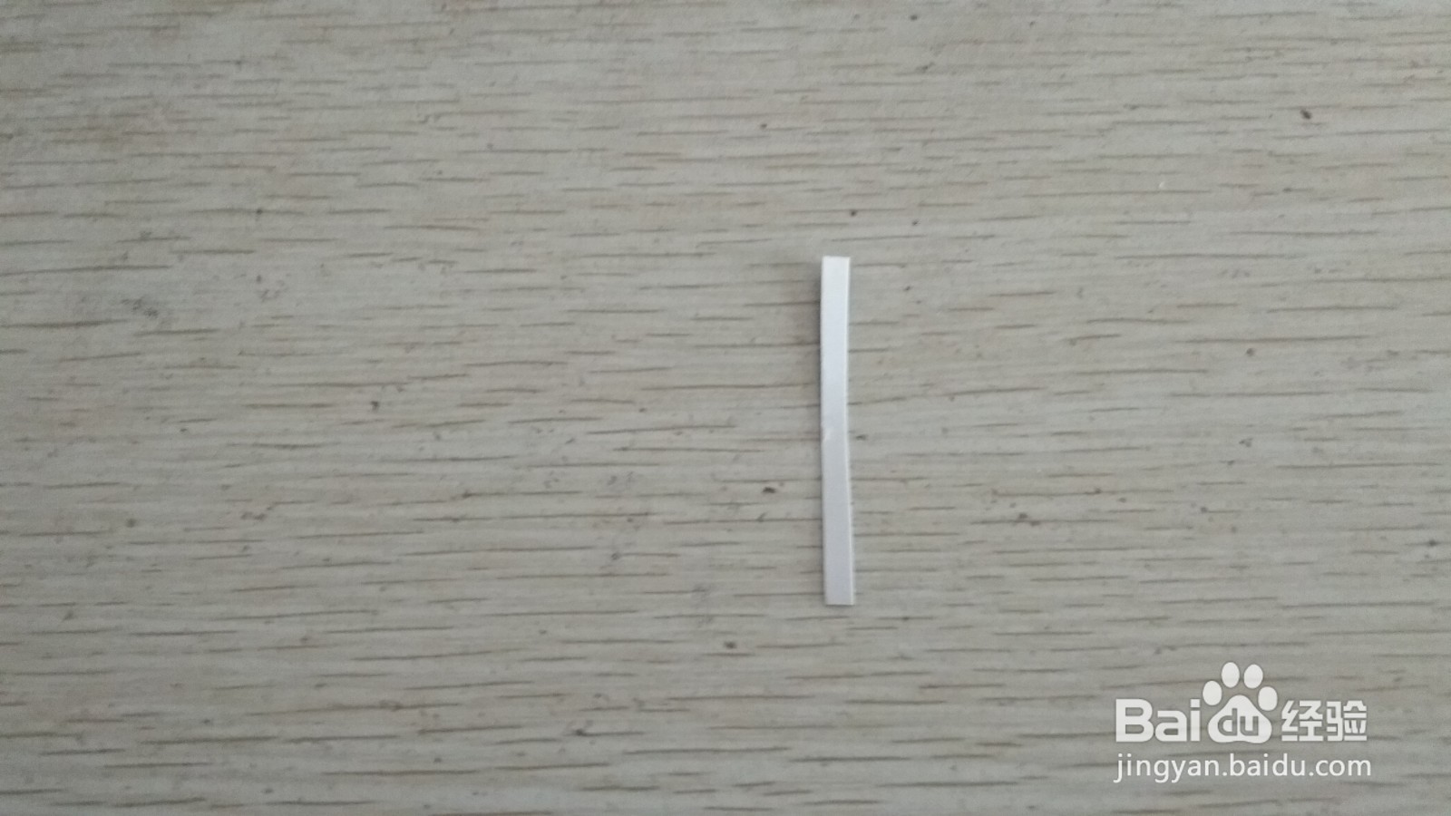 如何用两个长方形硬卡纸做两面放中性笔的支架