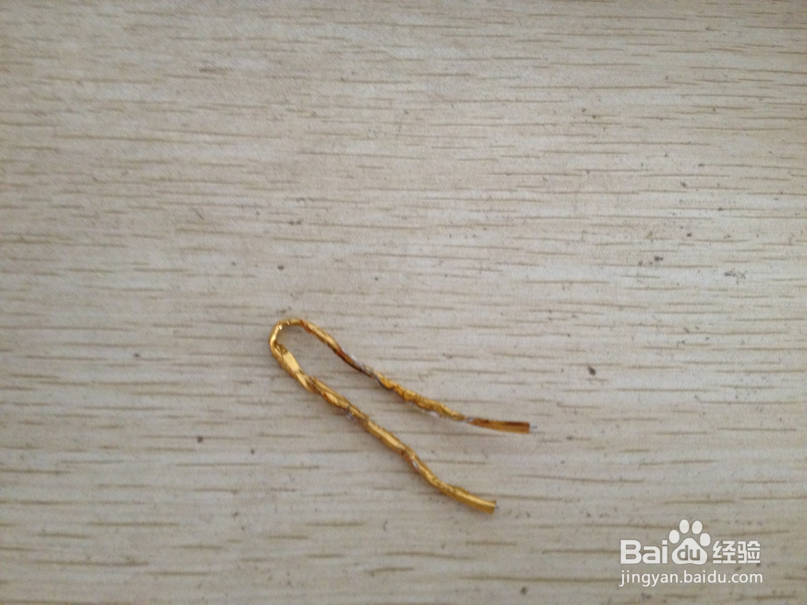 如何用面包袋绑绳和电蚊香片做简易的钢笔支架