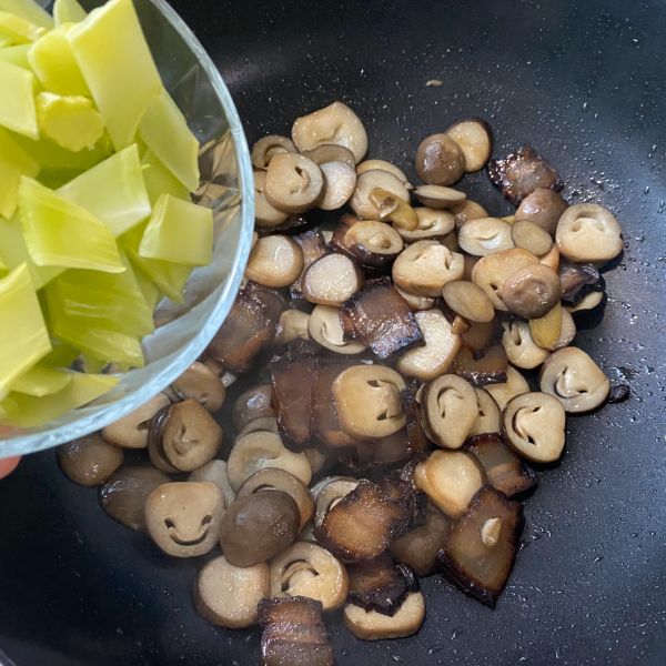 草菇青笋炒腊肉