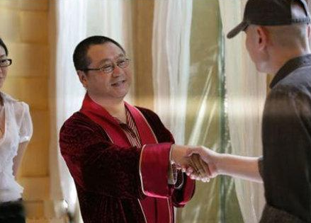 《非诚勿扰》里，买葛优专利的范伟，最后是不是破产了