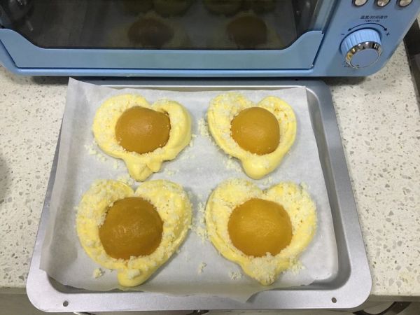 黄桃椰蓉心形面包