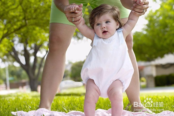 如何促进0-8个月婴儿认知的发展