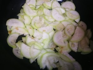 怎样做可口的西葫芦瓜炒肉末虾皮