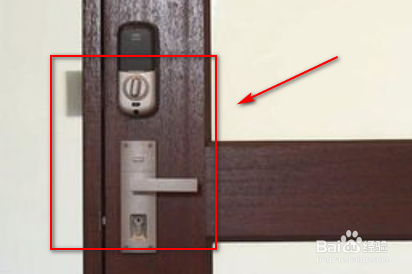 如何用钥匙锁家门呢？