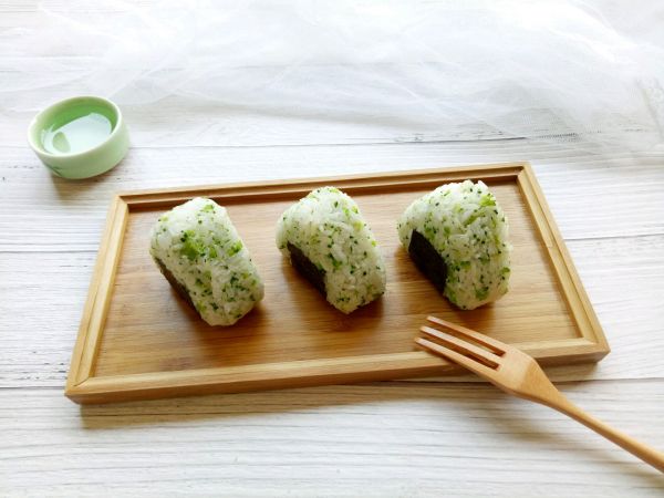 西兰花肉松饭团