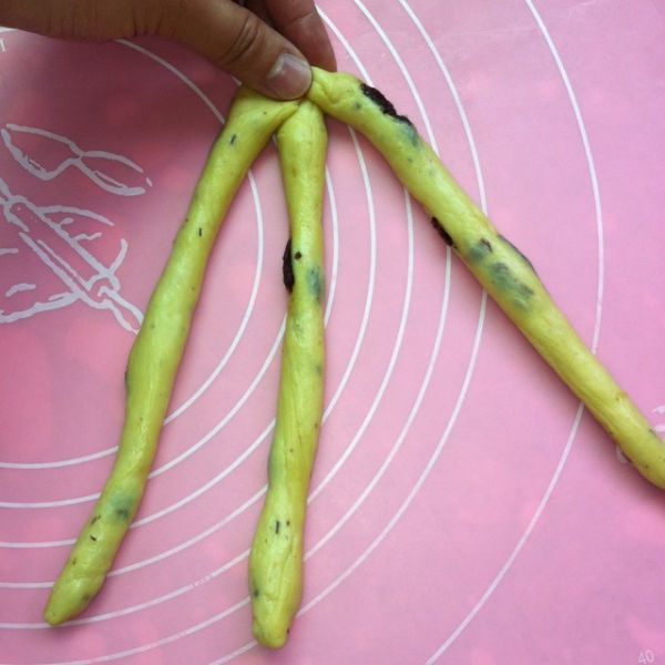 葡萄干花环面包