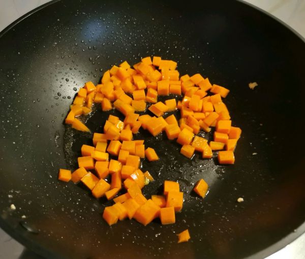 鸡肉口蘑炒三丁