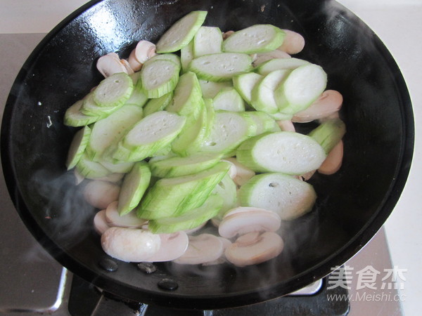 口蘑丝瓜炒鸡蛋