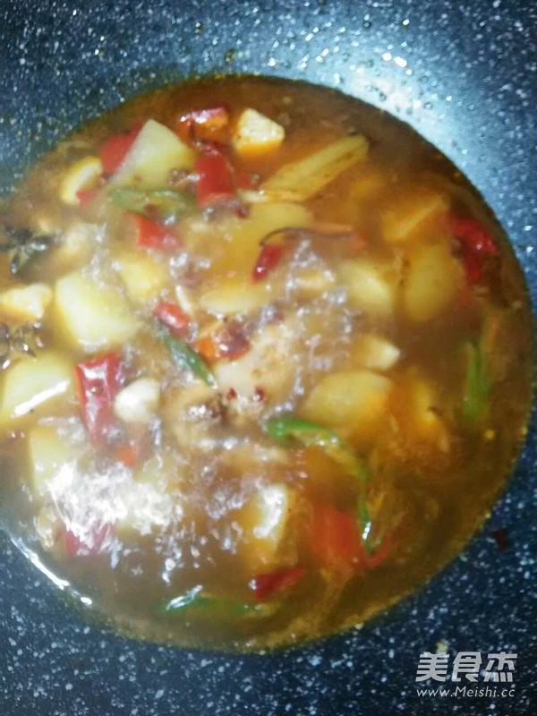 土豆炖鸡肉的做法