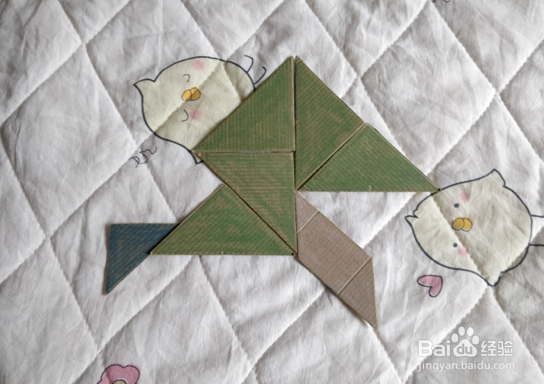 用九巧板怎么拼一个跑步锻炼的小哥哥呢？