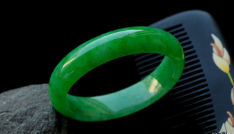 翡翠玉镯戴哪只手好