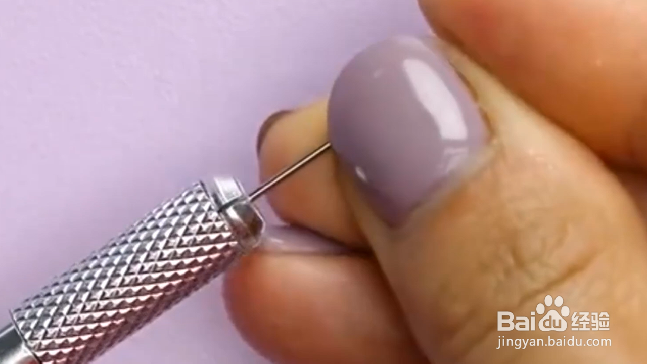 如何帮芭比梳一个时尚的发型