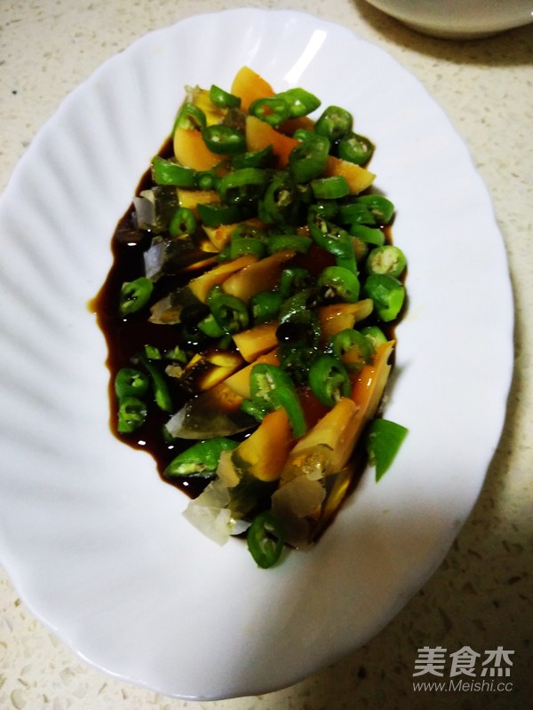 青椒拌皮蛋的做法