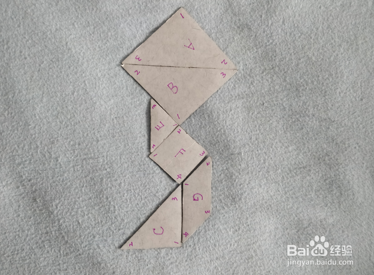 用七巧板怎样拼一只放飞的风筝？