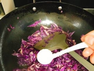 怎样做营养的爆炒紫甘蓝