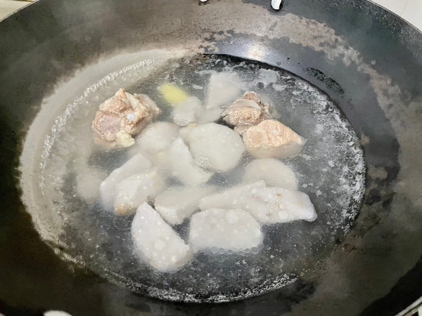 排骨芋艿鸡毛菜汤