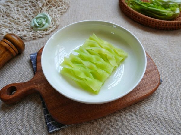 凉拌脆爽莴笋结