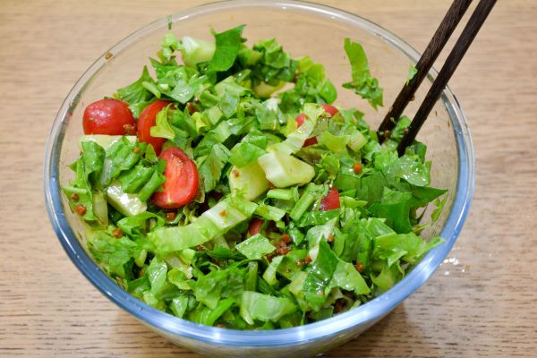 凉拌莴笋芹菜叶