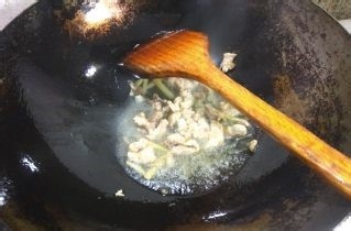 酸菜冬笋炒肉丝制作的步骤