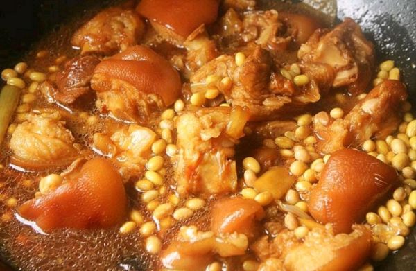 红烧猪蹄炖黄豆
