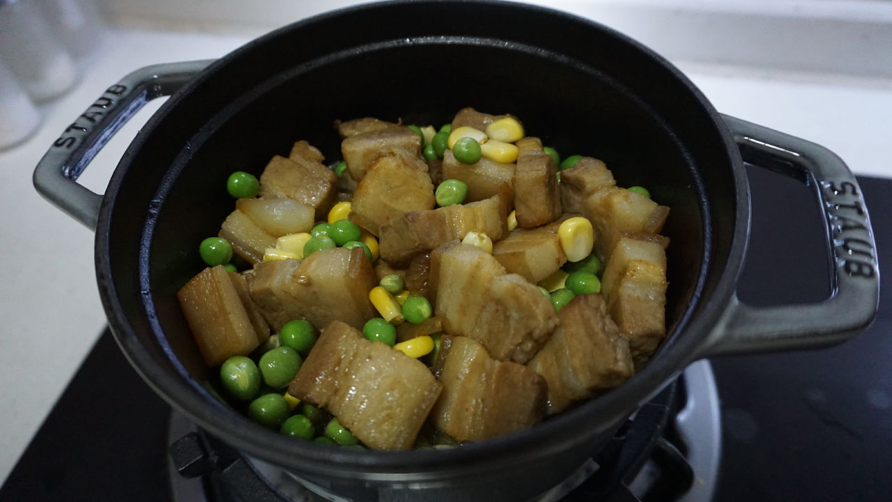 看着都让人流口水的青豆玉米焖红烧肉你会做吗？