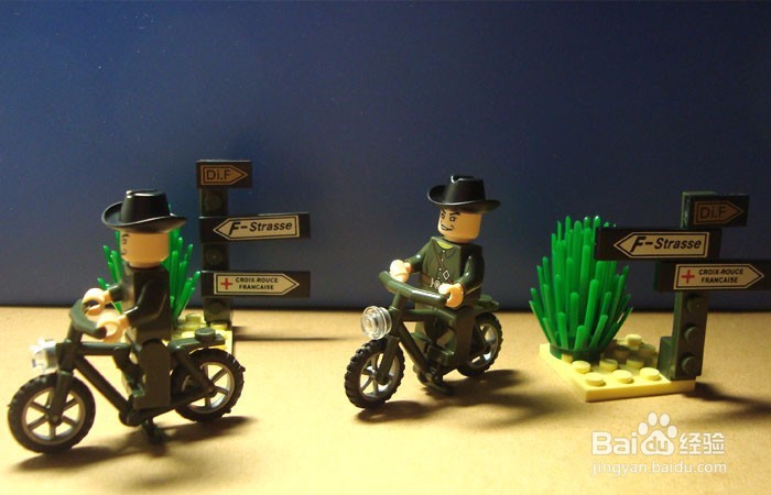 如何用积木拼装自行车比赛的场景