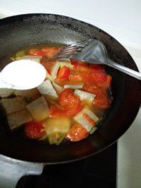 番茄煮鱼糕的做法