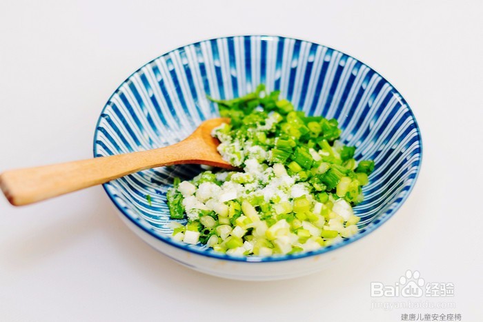 怎样用饺子皮做葱花油饼？