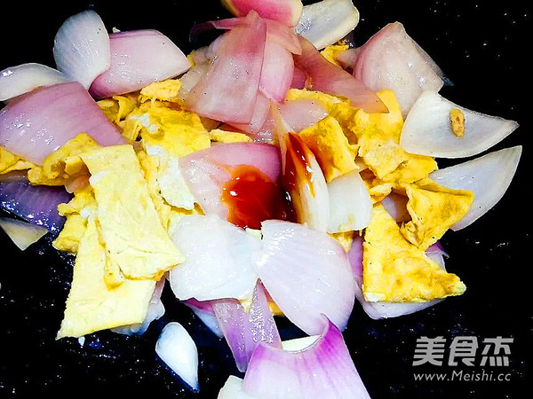 洋葱炒鸭蛋的做法