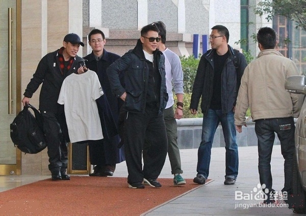 李连杰哥哥长啥样?