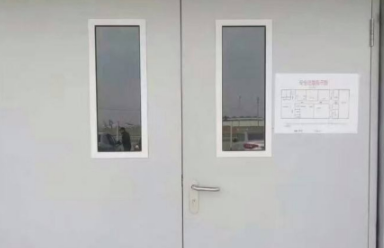 公共场所安全出口的疏散门应怎么开启