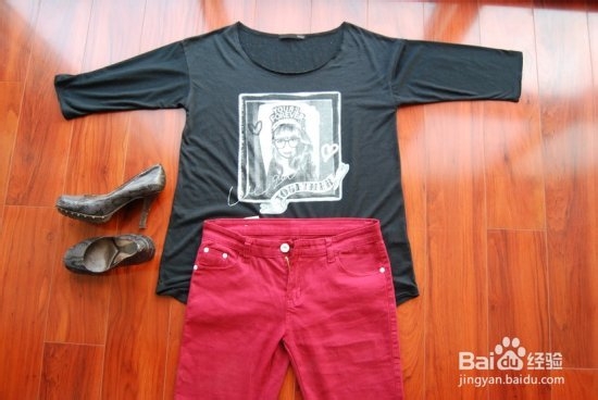 酒红裤子配什么上衣