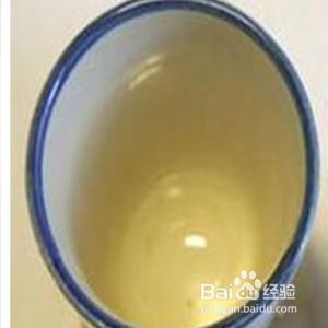 怎样用食用盐快速去除茶杯上的污渍?