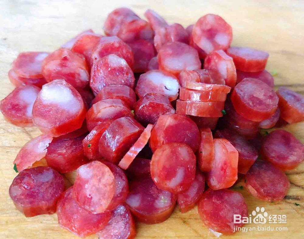 制作腊肠芹菜蛋炒饭