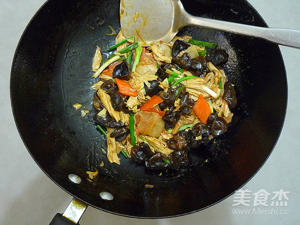 五花肉木耳烧腐竹