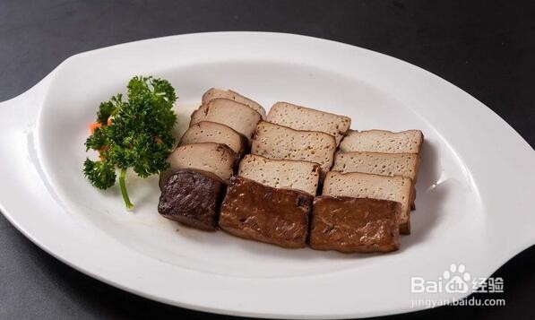 日常生活中应避免给孩子吃哪些不利于健康的食物