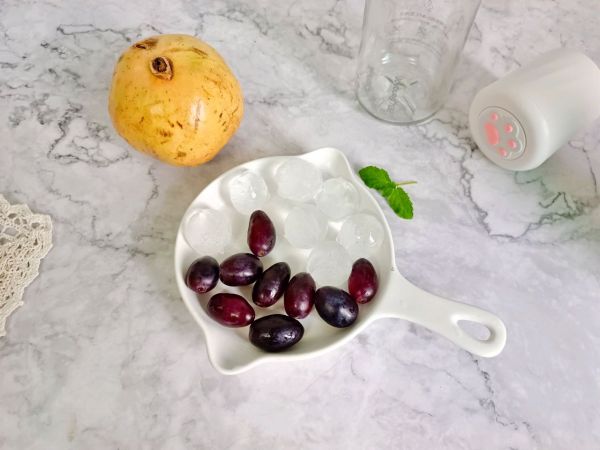 葡萄石榴气泡水